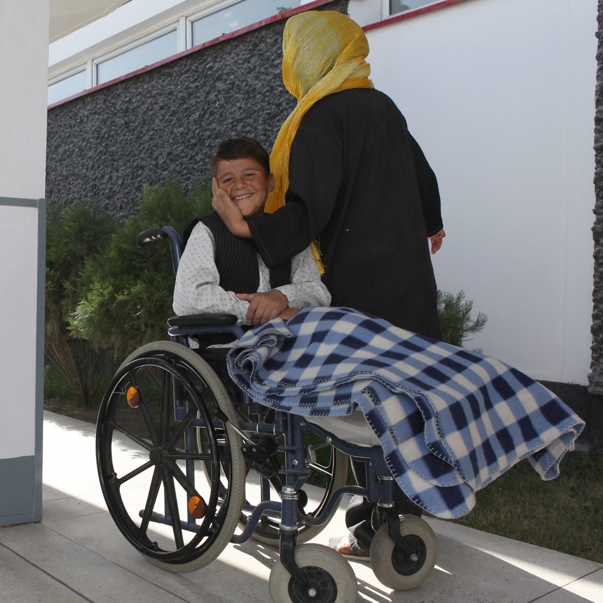 Una sedia a rotelle per un paziente in Iraq