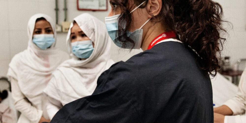 Regala formazione professionale a una donna nei progetti di EMERGENCY