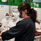 Regala formazione professionale a una donna nei progetti di EMERGENCY